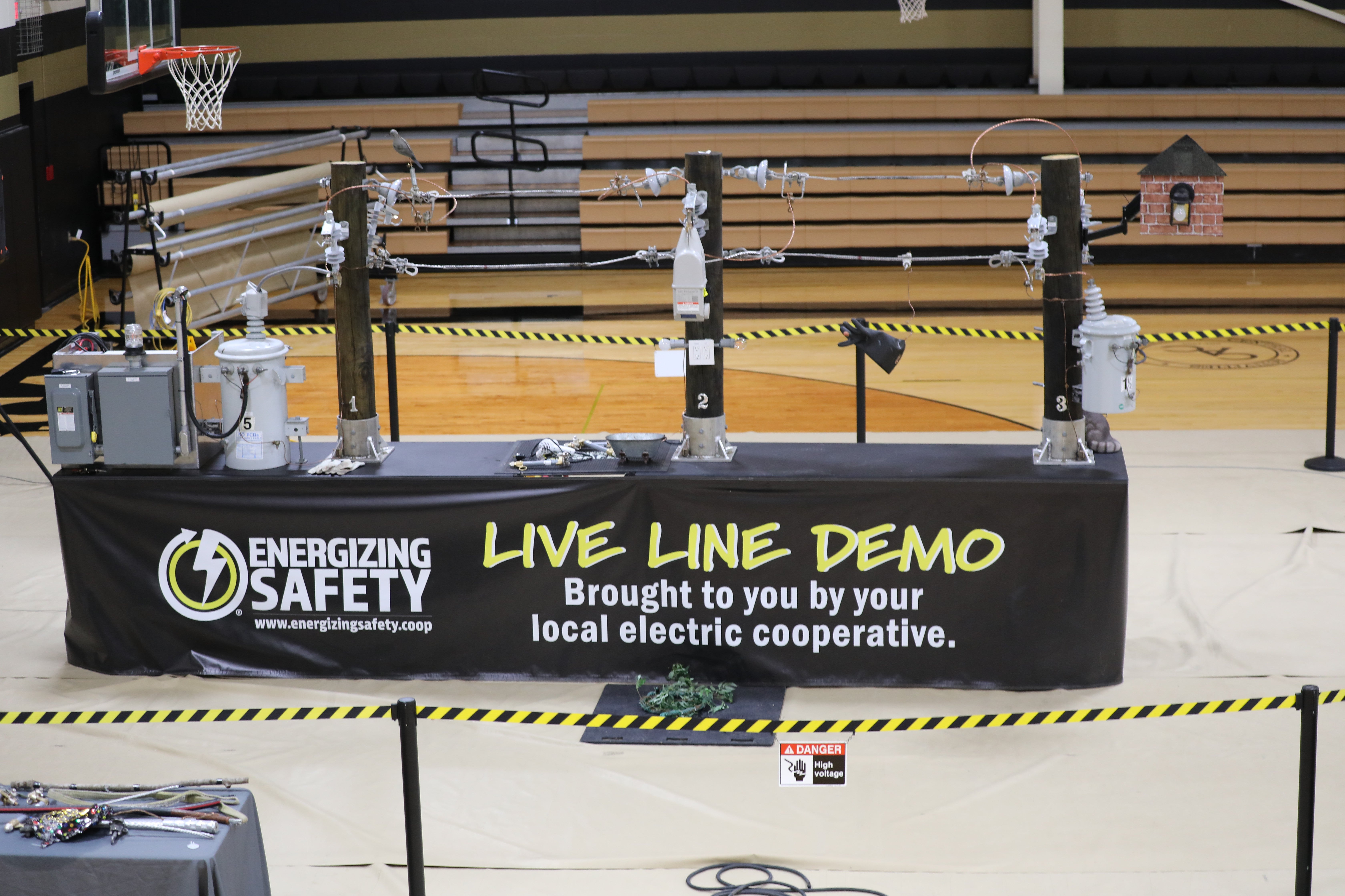 Live line demonstration display unit